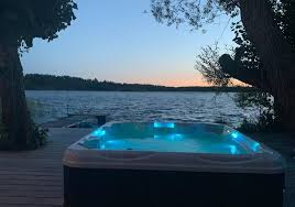 Vattenfronthus med jacuzzi och brygga i Stockholm